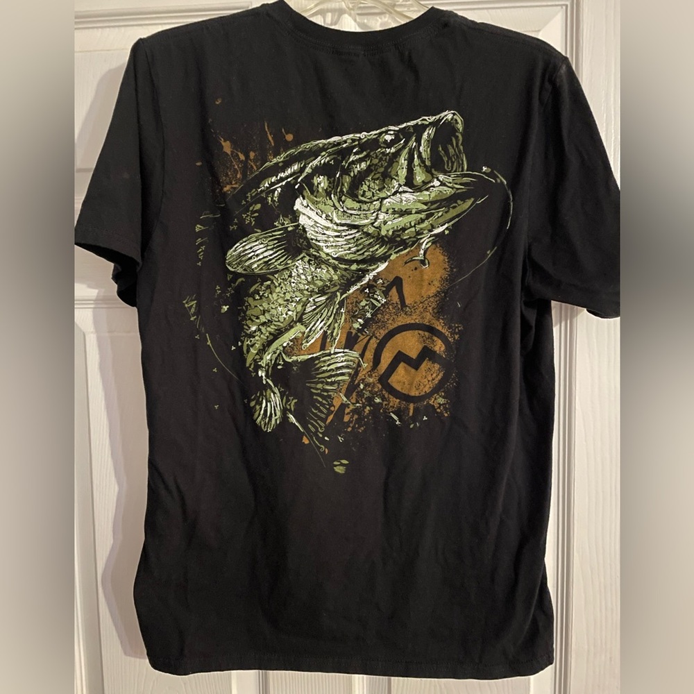 Mens Magellan Outdoors Fisherman T-shirt. Size Medium.